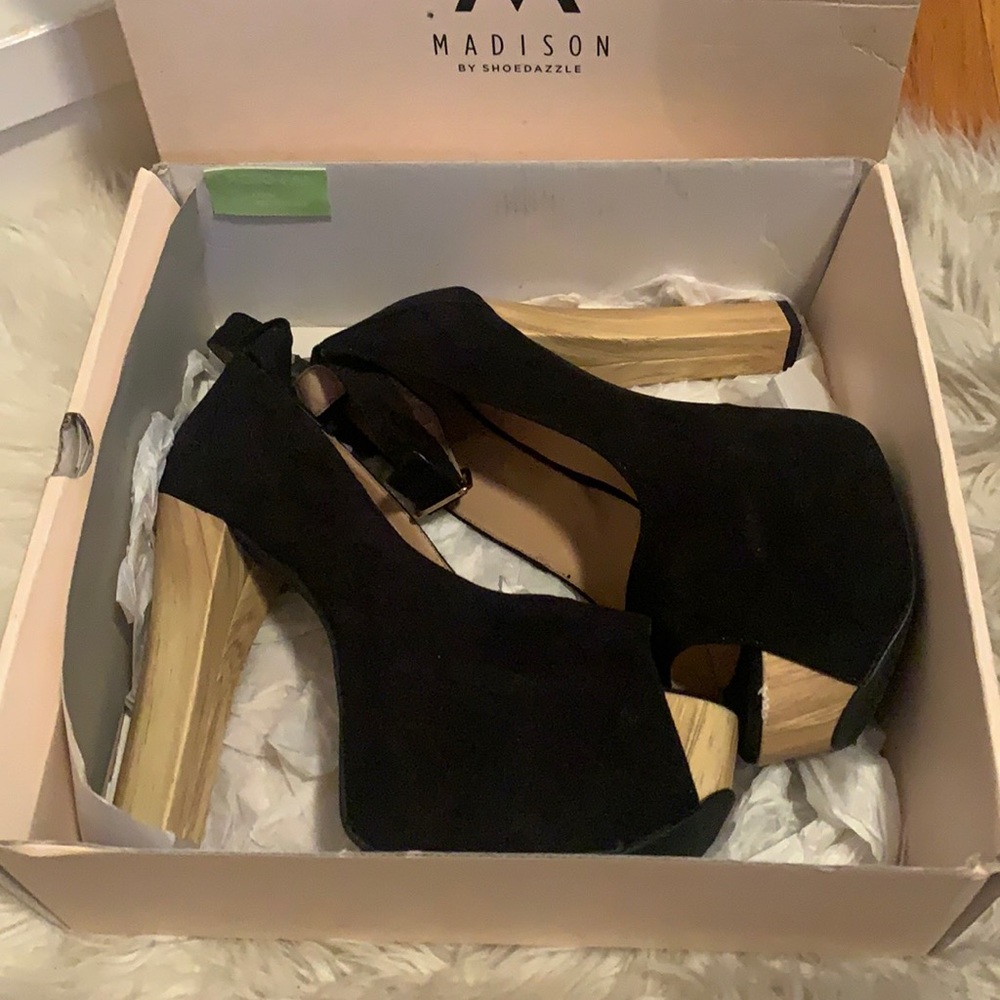 Madison by Shoe Dazzle, size 9 black shoe